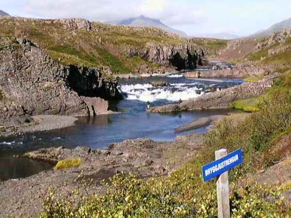 Sue Parker fishng on Breiddalsa